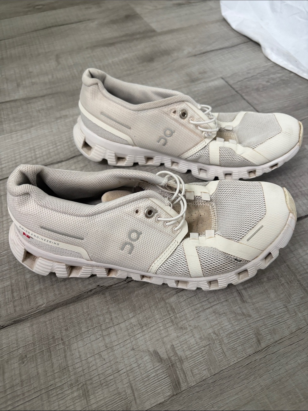 On cloud sneaker size 8